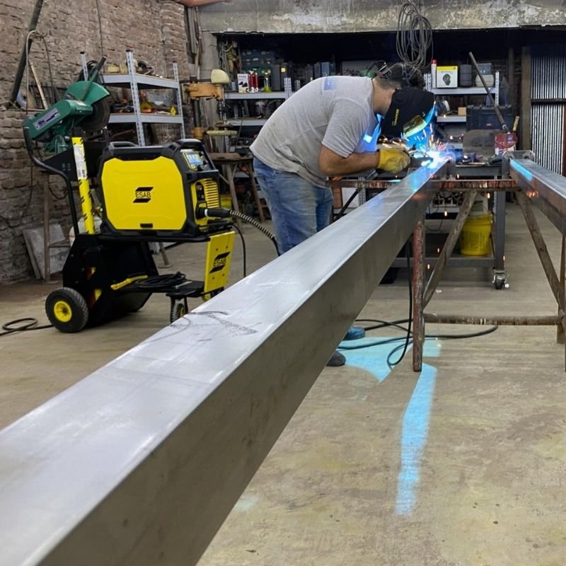 Fabricación de estructura metálica en caño 100x100 3mm. Construcción de estructura metálica en caño 100x100mm con espesor de 3mm, soldada con sistema MIG-MAG para mayor resistencia. Trabajo realizado por HERREELEC.